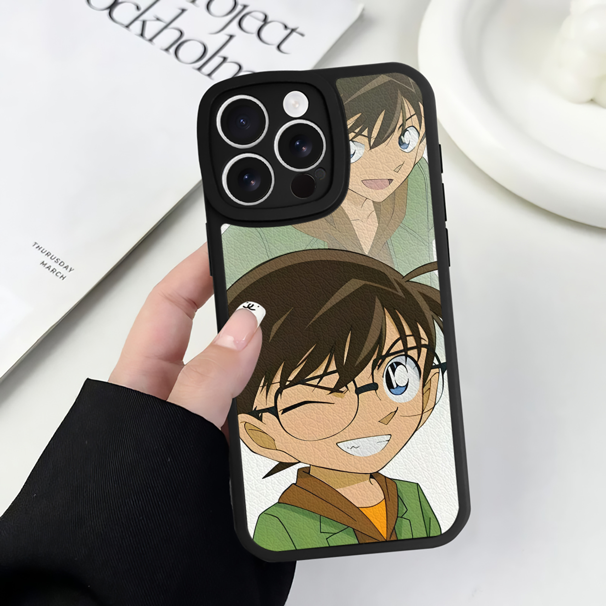 （画像用） 名探偵コナン Detective Conan 【iPhone 16シリーズ対応】シリコンスマホケース（レザー調） 材質：シリコン